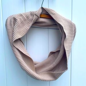 H&M | tan / beige / cream infinity scarf